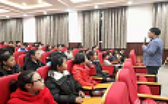 電影放映日活動(dòng)，面對(duì)孩子們一張張期許的面孔，鄭校長(zhǎng)在電影放映之前進(jìn)行了活動(dòng)專題教育。