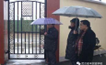 開學(xué)第一天校門口淋雨迎接孩子們和家長(zhǎng)返校