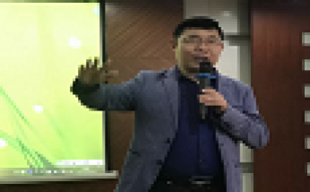 鄭立平老師以“班主任的心靈透視與狀態(tài)探析”為主題，為洪湖市初中骨干班主任高級研修班的學(xué)員們分享了一天立意高遠(yuǎn)、又深入淺出的精彩課程。