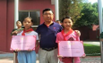 鄭校長親自為教師節(jié)畫報獲得一、二等獎的學生頒獎