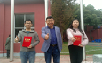 鄭校長為成豐九月月度和美教師頒發(fā)榮譽(yù)證書2