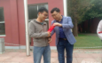 鄭校長為成豐九月月度和美教師頒發(fā)榮譽證書3