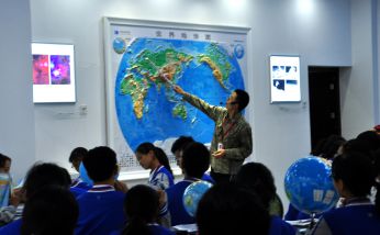 2017年9月29日范永杰地理名師工作室導(dǎo)師范永杰在芬蘭進(jìn)行遠(yuǎn)程課堂教學(xué)