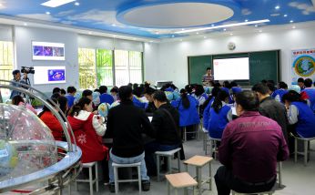 2017年10月26日-范永杰地理名師工作室成員黃勇為成都市高中地理菜單培訓(xùn)暨高新區(qū)高中地理實(shí)訓(xùn)基地活動(dòng)獻(xiàn)課