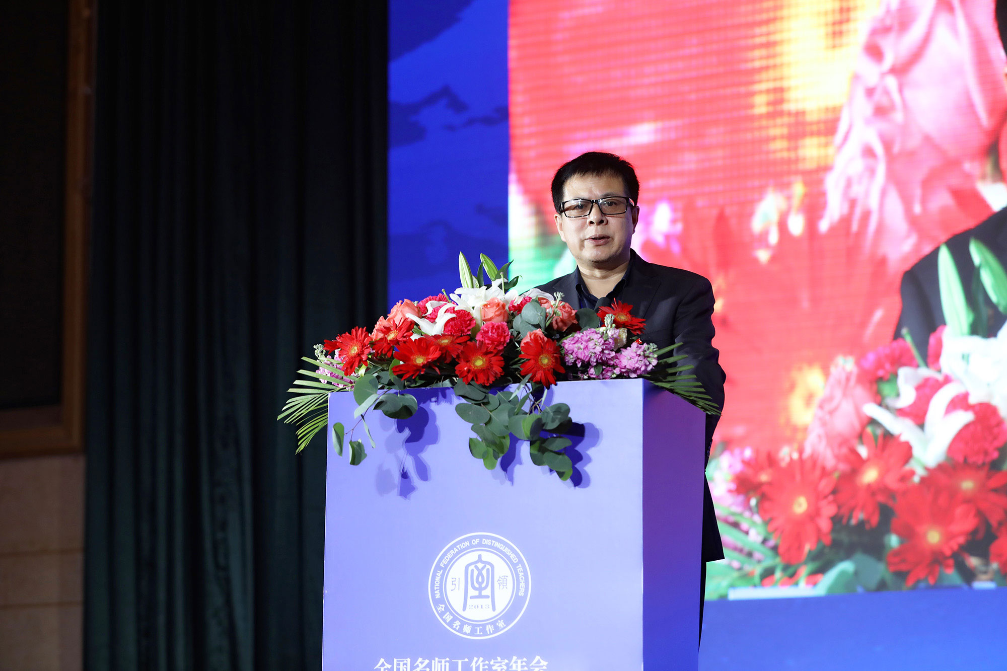 教師是人類靈魂的工程師，是人類文明的傳承者，承載著傳播知識、傳播思想、傳播真理，塑造靈魂、塑造生命、塑造新人的時代重任。報著這樣的理想追求，我們一如既往致力于名師工作室發(fā)展實踐研究，致力于教師隊伍建設(shè)改革探索，致力于教師專業(yè)化發(fā)展特別是卓越教師的培育成長。我們愿和名師工作室的朋友們一道不忘初心，矢志不渝，不辜負時代重托，不辜負黨和人民的期望，按照“四有好老師”的標(biāo)準(zhǔn)獻身教育改革，成就新教育，成就一代名師！