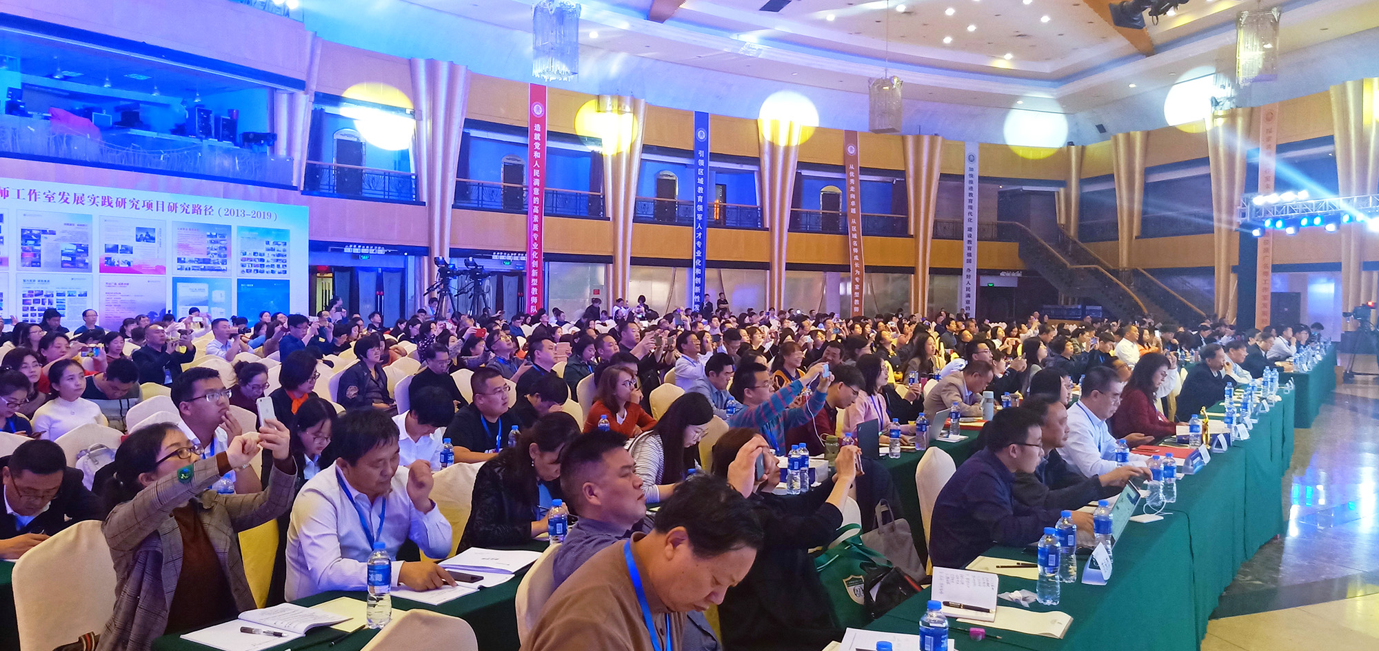 大會以“落實立德樹人 聚焦三名發(fā)展 引領(lǐng)教師從優(yōu)秀走向卓越”為宗旨，秉承“共建”“共聯(lián)”“共研”“共融”“共享”的發(fā)展理念，聚焦名師工作室未來發(fā)展引領(lǐng)趨勢、破解名師工作室發(fā)展過程中遇到的難點、熱點問題，探索名師工作室未來發(fā)展創(chuàng)新路徑，推廣優(yōu)秀名師工作室發(fā)展經(jīng)驗。會議吸引了來自內(nèi)外全國20多個省市300余家名師工作室的一千余名骨干教師參與其中。